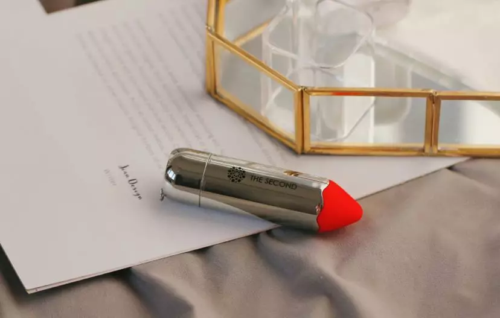 我偷偷买了雷霆小银棒口红8 我偷偷买了雷霆小银棒口红8